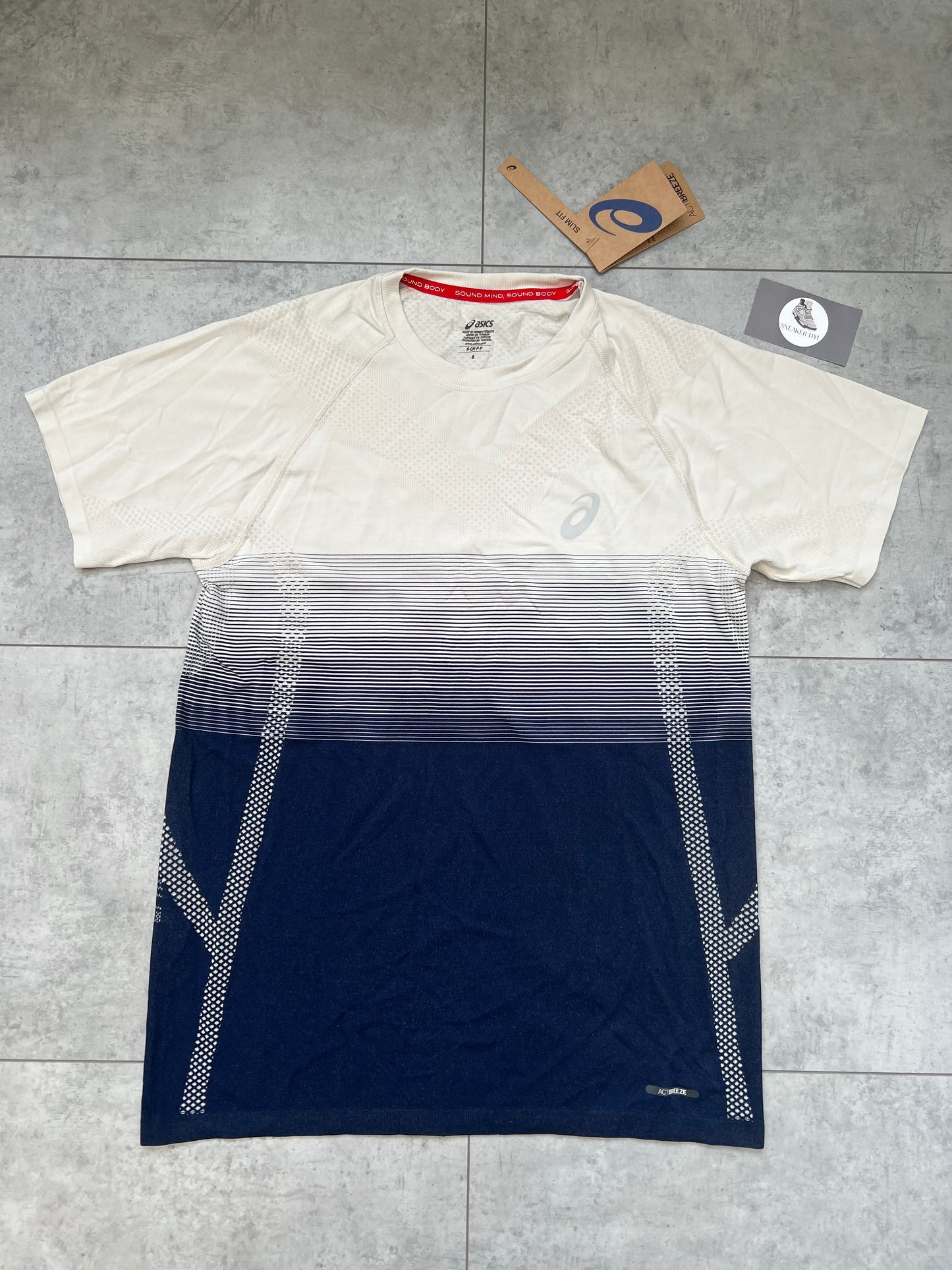 ASICS ‘Midnight Navy’ Seamless T-shirt with white-to-navy gradient, dot detailing, and performance fit.