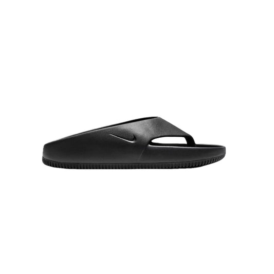 Side view of Nike Calm Flip Flop ‘Triple Black’ – minimalist all-black slip-on sandal with lightweight foam construction and contoured footbed. Available at Sneaker Dyl.
